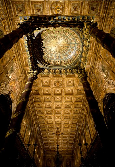 Ansicht der Decke mit Holzkästen markiert und vergoldet von Giuliano da Sangallo (1445 ca. 1516) und Hauptaltar von Architekt Ferdinando Fuga (1699-1781). Basilika Santa Maria Maggiore, Rom. von Giuliano Giamberti da Sangallo