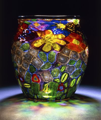 Eine Murrhine-Glasvase mit vier Schmetterlingen, Blumen und Blättern, ca. 1918 von Giuseppe Barovier