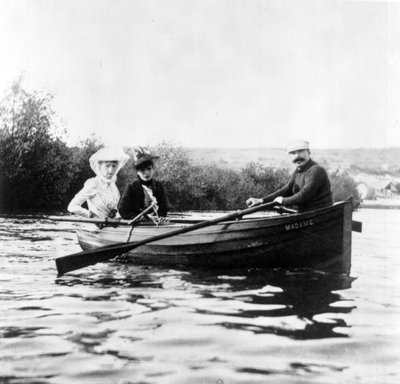 Guy de Maupassant in einem Boot mit Genevieve Straus und Colette Dumas Lippman, ca. 1889 von Giuseppe Primoli