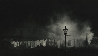 Wäscheleine und Zugrauch bei Nacht von Godfrey Macdominic
