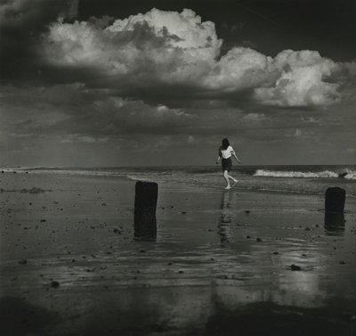 Kind spielt mit den Wellen am Strand von Godfrey Macdominic