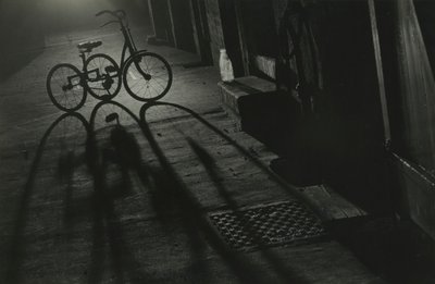 Silhouette eines Dreirads bei Nacht von Godfrey Macdominic