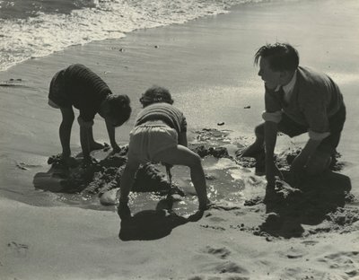Drei Kinder spielen mit Sand am Strand von Godfrey Macdominic
