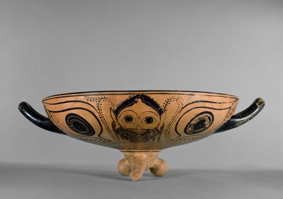 Attische schwarzfigurige Schale, dekoriert mit einem Gorgonen-Kopf-Tondo, umgeben von sechs liegenden Männern, die an einem Symposium teilnehmen, im Stil des Andokides-Malers, ca. 500 v. Chr. (Keramik) von Greek