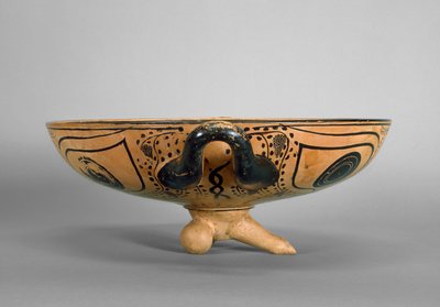 Attische schwarzfigurige Schale, dekoriert mit einem Gorgonen-Kopf-Tondo, umgeben von sechs liegenden Männern, die an einem Symposium teilnehmen, im Stil des Andokides-Malers, ca. 500 v. Chr. von Greek