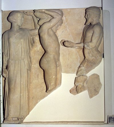 Metope X vom Tempel des Zeus, Herkules erhält die goldenen Äpfel der Hesperiden aus der Hand des Atlas, während Minerva ein Kissen auf seinen Kopf legt (Marmor) von Greek