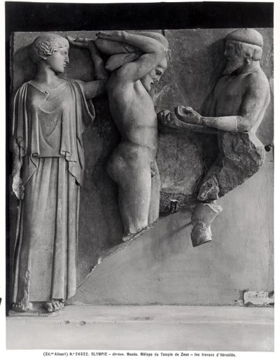 Metope X vom Tempel des Zeus, Herkules erhält die goldenen Äpfel der Hesperiden von Atlas, während Minerva ein Kissen auf seinen Kopf legt von Greek
