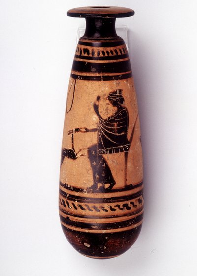 Malerei auf Vase: Alabaster zur Aufbewahrung von Parfüm: Eine Seite zeigt eine Frau, die mit einem Reh spielt und eine Blume hält. Ihr Korb zur Aufbewahrung der Wolle ist hinter ihr. 500 v. Chr. BNF, Medaillenamt von Greek