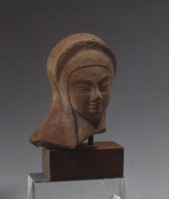 Weiblicher Kopf, Fragment einer Statue des Spedos-Typs mit verschränkten Armen, frühe Kykladische II Periode, ca. 2700-2400 v. Chr. (Marmor) von Greek