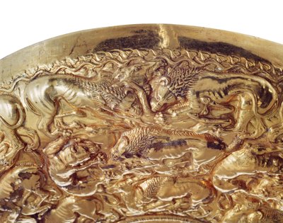 Libationsschale mit geprägten Verzierungen in Form von Löwen und Panthern (Gold) von Greek School