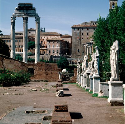 Römisches Forum: Statuen der Vestalinnen. Haus der Vestalinnen (Casa delle Vestali oder Atrium Vestae). Links der griechische Tempel der Dioskuren (oder Tempel von Kastor und Pollux) (5. Jahrhundert v. Chr.). Rom von Greek or Roman