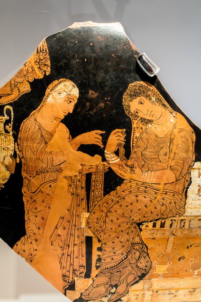 Elektra und eine Magd am Grab von Agamemnon von Greek School