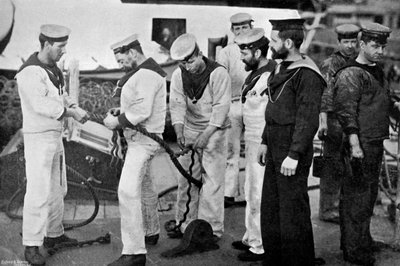 Matrosen bei der Arbeit, ein Seil an Bord des Schlachtschiffs HMS Majestic spleißend, 1896 von Gregory and Co