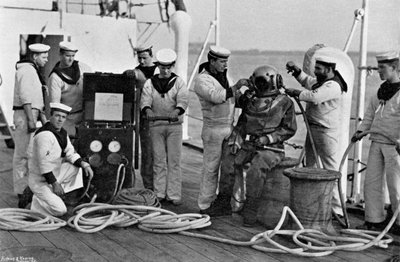 Taucher und seine Ausrüstung an Bord der HMS Blake von Gregory and Co