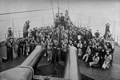 Einige der Besatzung des erstklassigen Schlachtschiffs HMS Sans Pareil, 1896 von Gregory and Co