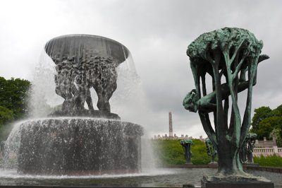 Brunnen und „Mädchen im Baum“-Skulptur im Frogner Park, Oslo, Norwegen von Gustav Vigeland