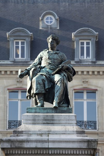 Statue von Alexandre Dumas (1802-1870), französischer Schriftsteller, Autor der Drei Musketiere und des Grafen von Monte Cristo (Monte Cristo), Bronzeskulptur von Gustave Doré (1832-1883). Fotografie, KIM Youngtae, Paris. von Gustave Dore