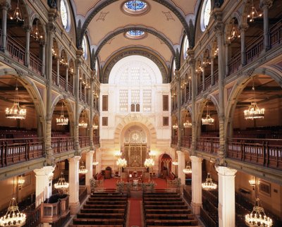 Innenraum der Synagoge in der Rue des Tournelles, erbaut 1866 - 1867. Architekt: Varrollier. Ingenieur: Gustave Eiffel in Paris von Gustave Eiffel
