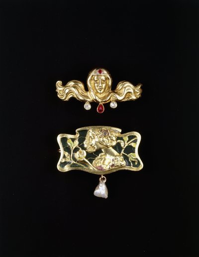 Eine Jugendstil-Brosche von Gustave-Roger Sandoz und eine Jugendstil-Brosche aus Metall mit plique a jour und einem Perlenanhänger, goldfarbene Brosche und Edelsteine, ca. 1900 von Gustave Roger Sandoz
