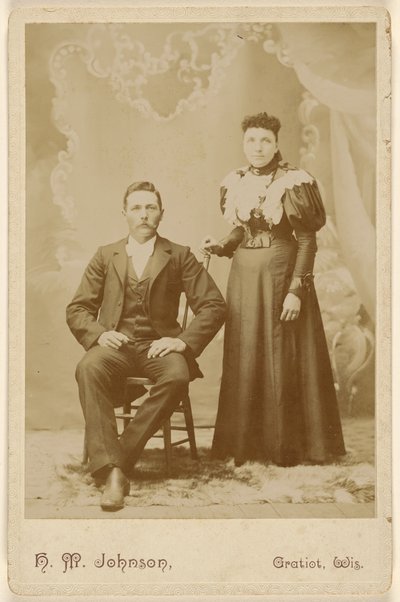 [Unbekanntes Paar: Mann mit Schnurrbart sitzend, Frau stehend] von H. M. Johnson