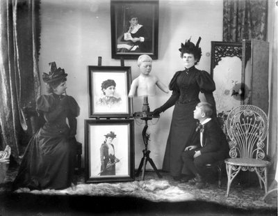 Hannah Maynard und Enkel Maynard MacDonald, er ist auch die Statue, um 1895 (sw Foto) von Hannah Maynard