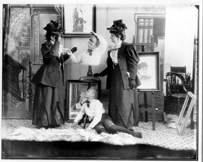 Mehrfachbelichtung von Hannah Hatherly Maynard und ihrem Enkel Maynard McDonald, ca. 1893 von Hannah Maynard
