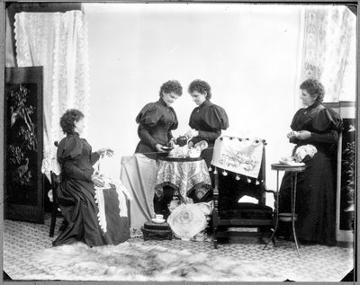 Mehrfachbelichtung von Hannah Maynard - zwei beim Tee, eine hält ein Baumwollknäuel, eine wickelt es auf, um 1895 (sw Foto) von Hannah Maynard