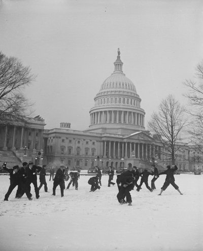 Schneeballschlacht vor dem US-Kapitol, Washington, D.C. von Harris & Ewing