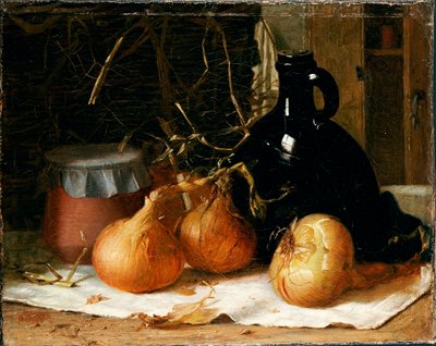 Zwiebeln, ein Krug und ein Keramiktopf auf einem Tischtuch von Harry Brooker