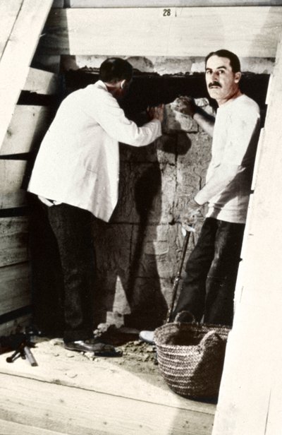 Howard Carter und ein Kollege graben ein Grab im Tal der Könige, Ägypten, 1922 aus von Harry Burton