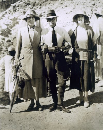 Von links nach rechts: Lady Somerleyton, Colonel Watson Pasha und die ehrenwerte Lady Alexander am Grab von Tutanchamun, Tal der Könige von Harry Burton