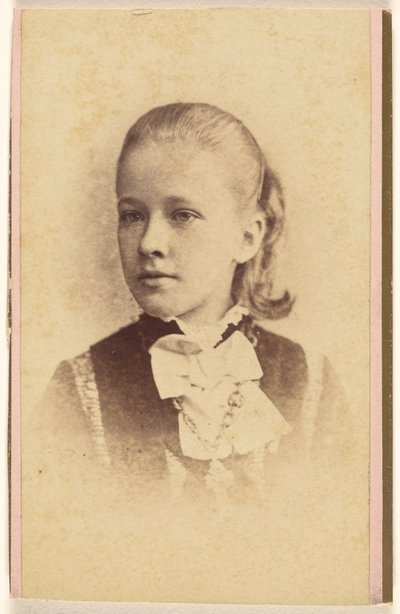 [Unidentifiziertes junges Mädchen, im Vignettenstil gedruckt] von Hastings and White and Fisher