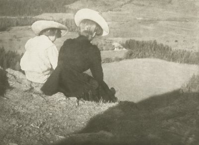 Felder in Birgitz (Hans und Mary sitzen), ca. 1908 von Heinrich Kuhn
