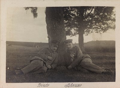 Erster Weltkrieg: Die Ukraine in den Jahren 1914-1916 während der Invasion der deutschen Armee. Zwei Soldaten in einem Moment der Entspannung (s/w Foto) von Heldenfriedhof Dsessentniki (attr. to)