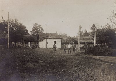 Erster Weltkrieg: die Ukraine in den Jahren 1914-1916 während der Invasion der deutschen Armee. Landstraße (s/w Foto) von Heldenfriedhof Dsessentniki (attr. to)