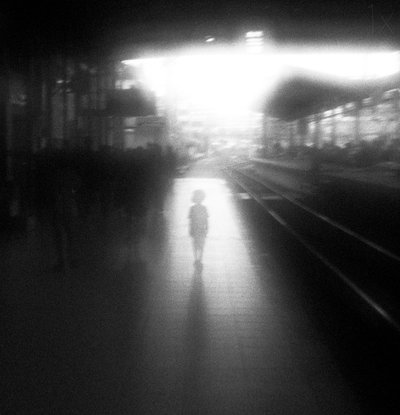 Kind im Stationslicht von Hengki Lee