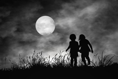 Mondbeschienene Silhouetten beim Gehen von Hengki Lee