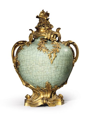 Einer von einem Paar Louis XV-Stil Vasen und Deckel, Montierungen datiert 1883, Porzellan spätes achtzehntes - frühes neunzehntes Jahrhundert von Henri Dasson