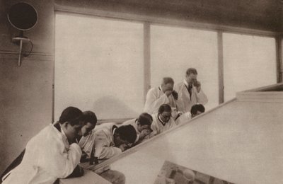 Paris: Während einer Operation, in einem modernen Krankenhaus; Operation von oben gesehen in einem Krankenhaus von Henri Manuel