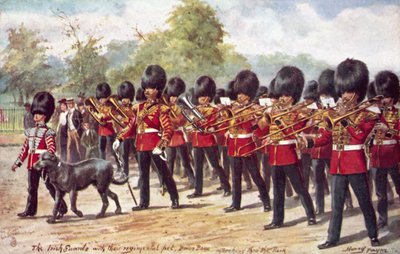 Die Irish Guards mit ihrem Regimentstier marschieren im Park von Henry A. Payne