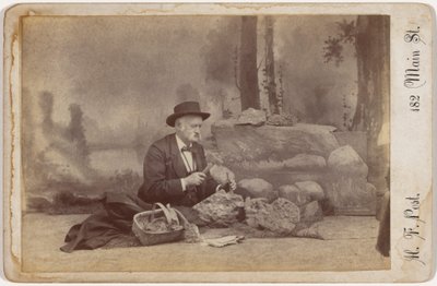 Dominic Parsons auf Fossiliensuche, ca. 1896 von Henry F. Post