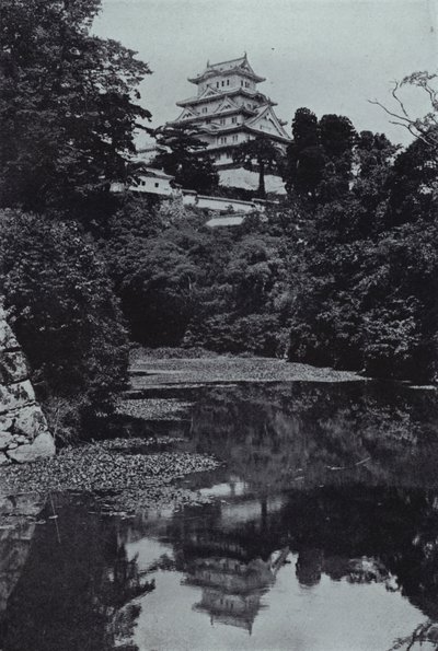 Eine feudale Burg, vom Graben aus von Herbert Ponting