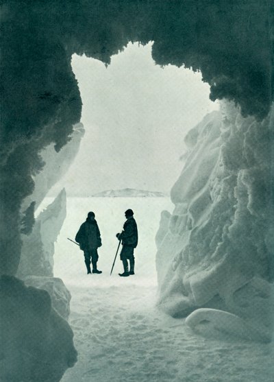 Eine Eishöhle - Zeltinsel in der Ferne, Captain Scott und Wright, ca. 1911 von Herbert Ponting