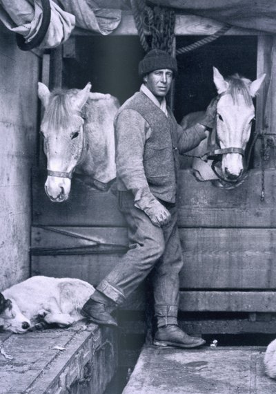 Kapitän Oates und zwei der Ponys auf der Terra Nova, aus 