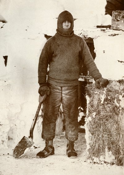 Kapitän L. E. G. Oates an der Stalltür, 30. August 1911, 1913 von Herbert Ponting