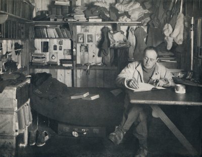 Kapitän Scott schreibt sein Tagebuch in der Hütte am Kap Evans, ca. 1911 von Herbert Ponting