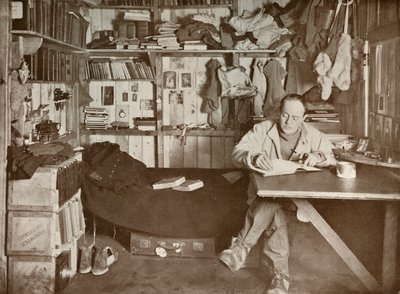 Kapitän Scott in seinem Arbeitszimmer, um 1911, 1913 von Herbert Ponting