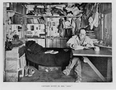 Captain Scott in seinem Quartier im Winter, 1911 von Herbert Ponting