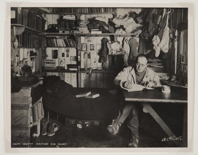 Kapitän Scott schreibt sein Tagebuch während der Terra Nova Expedition (1910-13) zum Südpol von Herbert Ponting