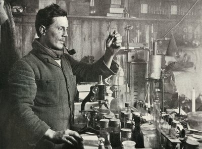 Dr. Atkinson in seinem Labor, 15. September 1911, 1913 von Herbert Ponting